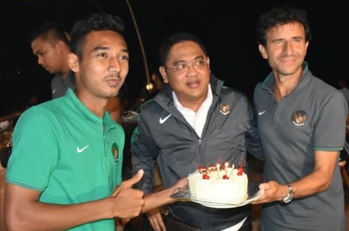 Pelatih Luis Milla dan Manajer Endri Erawan (tengah) memberikan kue tart ke pemain Indonesia U-22, Nazar Nurzaidin (kiri) di sela makan malam di sebuah restoran yang ada di kawasan Pantai Jimbaran, Bali, Rabu (24/5/2017).