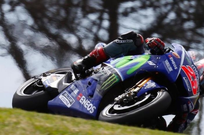 Pebalap Movistar Yamaha asal Spanyol, Maverick Vinales, memacu motornya di Sirkuit Phillip Island, Australia, pada hari ketiga tes pramusim kedua MotoGP 2017, Jumat (17/2/2017).