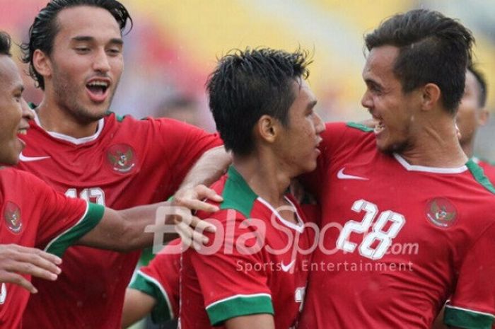 Septian David Maulana (tengah) dipeluk Rezaldi Hehanusa. Septian menyamakan skor ketika membela Timnas U-23 Indonesia kontra Timnas U-23 Suriah, Kamis (16/11/2017) sore WIB.