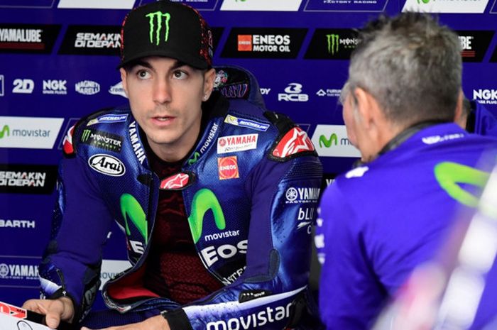 Pebalap Movistar Yamaha MotoGP dari Spanyol, Maverick Vinales, berdiskusi dengan tim mekaniknya di sela latihan bebas kesatu GP Aragon di MotorLand Aragon, Alcaniz, Spanyol, Jumat (22/9/2017).