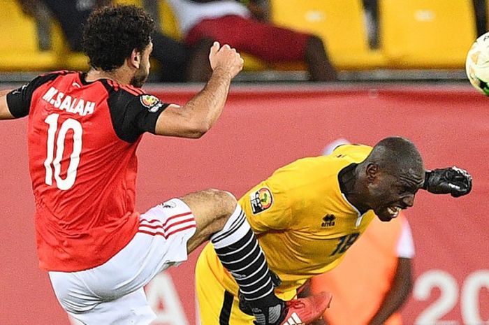  Kiper Uganda, Denis Onyango, tampil gemilang saat mengawal gawangnya dari terjangan Mohamed Salah pada laga versus Mesir di kualifikasi Piala Dunia 2018 zona Afrika.  