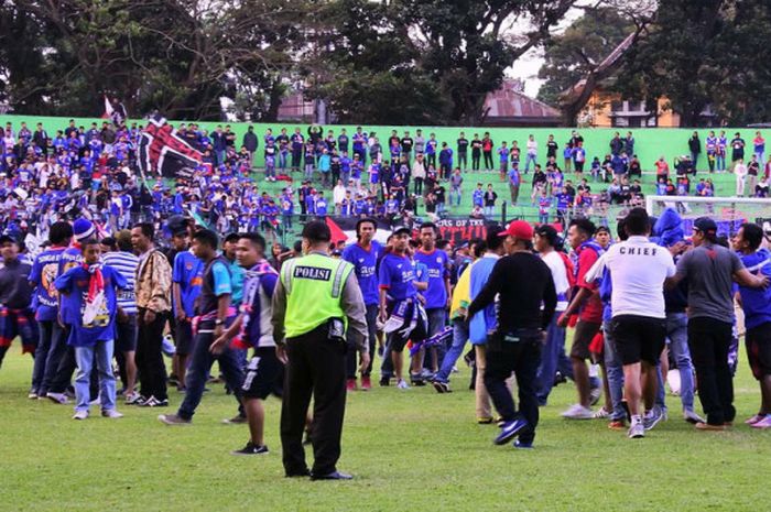 Suporter Arema Indonesia menerobos masuk ke lapangan dalam partai Liga 3 Zona Jawa Timur putaran kedua antara Persema 1953 dan Arema Indonesia di Stadion Gajayana, Malang, Jawa Timur, Rabu  (2/8/2017) .