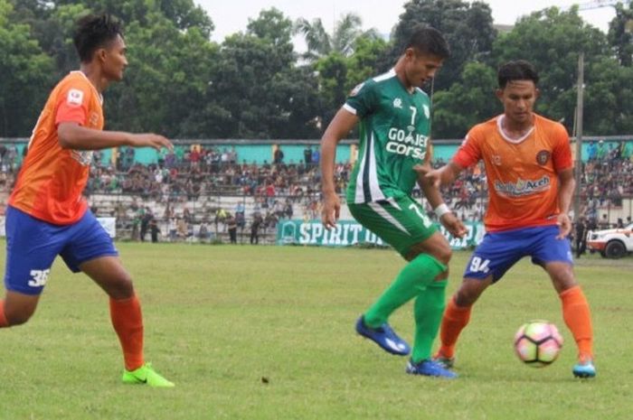 Striker PSMS Medan, Dimas Drajat (tengah) dikawal dua pemain Persiraja Banda Aceh pada laga Grup 1 Liga 2 musim 2017 di Stadion Teladan, Medan, Sabtu (6/5/2017).