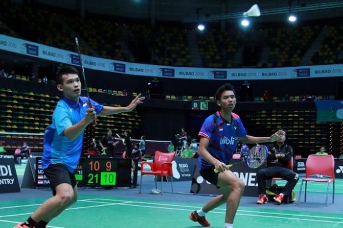 Pasangan ganda putra Indonesia, Andika Ramadiansyah/Rinov Rivaldy, sedang mengembalikan kok saat menghadapi Chow Hin Long/Lam Wai Lok (Hong Kong). Andika/Rinov menang dengan 21-12, 21-12 atas Chow/Lam pada laga babak ketiga Kejuaraan Dunia Junior 2016 yang berlangsung di Bilbao Arena, Kamis (10/11/2016) waktu setempat.