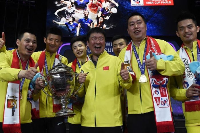 Tim putra China berpose dengan Piala Thomas yang didapat setelah menang 3-1 atas Jepang pada final yang berlangsung di Impact Arena, Bangkok, Thailand, Minggu (27/5/2018).