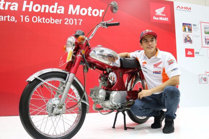 Pebalap Repsol Honda Team, Marc Marquez, berpose dengan motor lawas Honda S 90 yang diproduksi oleh PT Astra Honda Motor (AHM) pada era 60-70an, di Sunter, Jakarta Utara, Senin (16/10/2017).