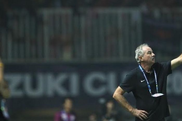 Aksi pelatih Indonesia, Alfred Riedl dalam memberikan instruksi anak asuhnya saat menjamu Thailand pada final pertama Piala AFF 2016 di Stadion Pakansari, Kabupaten Bogor, Rabu (14/12/2016) malam. 