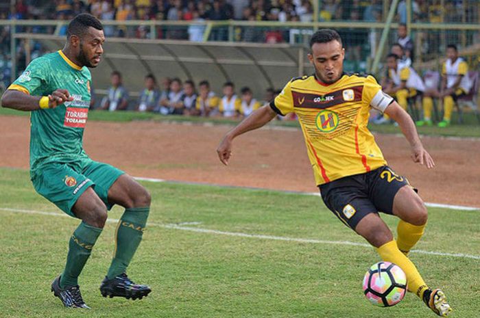 Pemain belakang Sriwijaya FC, Marckho Sandy Merauje (kiri), berupaya menghadang laju gelandang Barito Putera, Rizky Pora, dalam laga pekan ke-23 Liga 1 di Stadion 17 Mei, Banjarmasin, Minggu (10/9/2017)