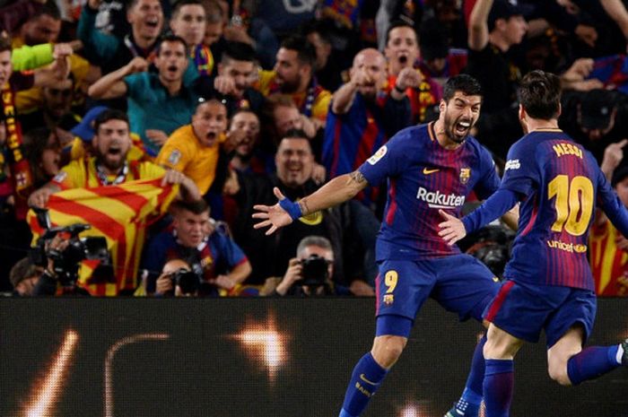 Megabintang FC Barcelona, Lionel Messi, merayakan golnya bersama Luis Suarez dalam laga Liga Spanyol kontra Real Madrid di Stadion Camp Nou, Barcelona pada 6 Mei 2018.