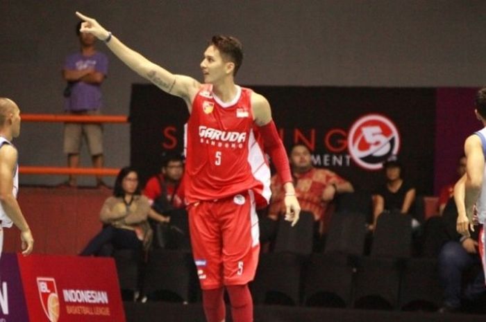 Pemain Garuda Bandung, Daniel Wenas, bereaksi saat timnya bertemu Stadium Happy 8 Jakarta pada hari ketiga Seri I IBL 2016 di Hall Basket Gelora Bung Karno, Senayan, Jakarta, Senin (11/1/2016).