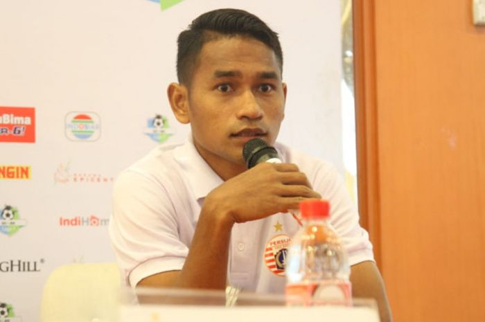 Gelandang Persija Jakarta, Ramdani Lestaluhu saat memberikan keterangan pers di Stadion PTIK, Jakarta Selatan, Senin (25/6/2018).