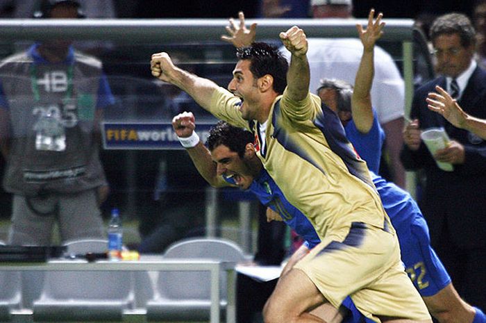 Kiper timnas Italia, Gianluigi Buffon, merayakan kemenangan mereka timnas Prancis dalam laga final Piala Dunia 2006 yang digelar di Stadion Berlin, Jerman, pada 9 Juli 2006.