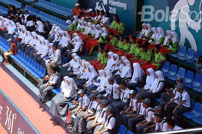 Puluhan pelajar menyaksikan pertandingan Tenis Asian Games di venue Bukit Asam Jakabaring Palembang, Senin (20/8/2018).