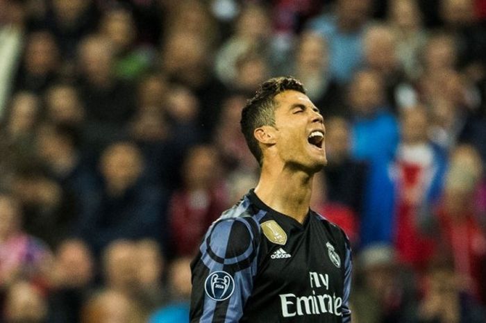 Reaksi ikon Real Madrid, Cristiano Ronaldo, dalam laga leg pertama perempat final Liga Champions kontra Bayern Muenchen di Fussball Arena, Munich, Jerman, pada 12 April 2017.