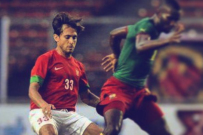 Tonnie Cussel saat membela Timnas Indonesia melawan Timnas Kamerun.