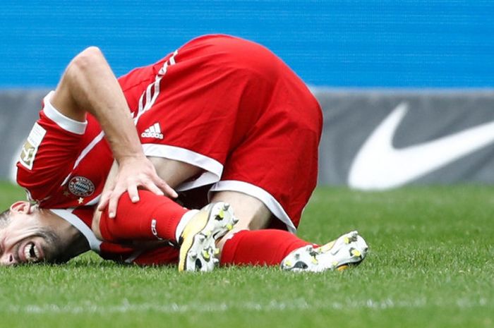  Pemain sayap Bayern Muenchen, Franck Ribery, mengerang kesakitan setelah mengalami cedera lutut di pertandingan melawan Hertha Berlin pada laga pekan ketujuh Liga Jerman, Minggu (1/10/2017). 