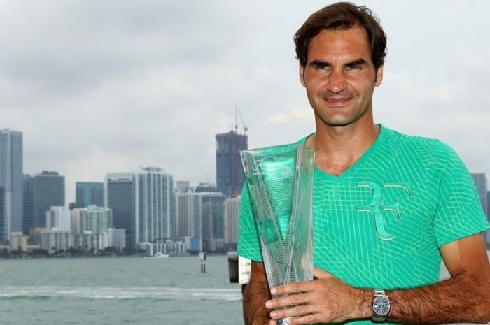 Petenis putra Swiss, Roger Federer, berpose dengan trofi juara yang diraih pada turnamen Miami Terbuka di Crandon Park Tennis Center, Miami, Minggu (2/4/2017). Federer tampil sebagai juara setelah mengalahkan Rafael Nadal (Spanyol) 6-3, 6-4.