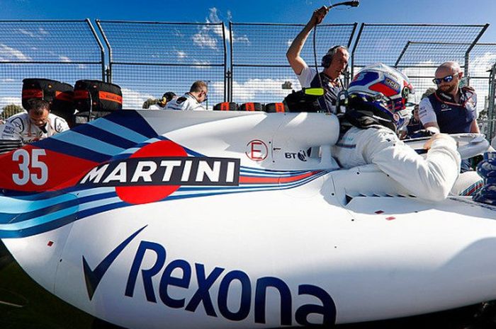 Pebalap Williams, Sergey Sirotkin, bersiap-siap sebelum menjalani balapan F1 GP Australia di Sirkuit Melbourne, Australia pada Minggu (25/3/2018).