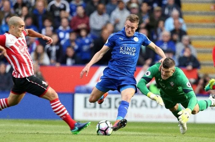 Jamie Vardy (biru) gagal mencetak gol saat Leicester City melawan Southampton pada partai lanjutan Premier League di Stadion King Power, Minggu (2/10/2016).