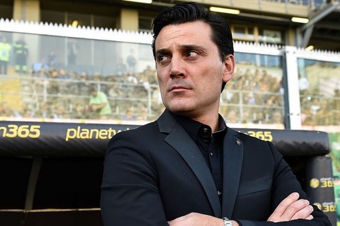 Ekspresi pelatih AC Milan, Vincenzo Montella, saat memimpin timnya menghadapi Palermo dalam laga Serie A di Renzo Barbera, Palermo, 6 November 2016.