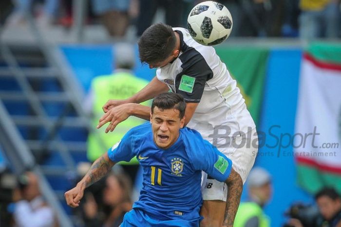  Gelandang Brasil, Philippe Coutinho, terlibat duel dengan pemain Kosta Rika dalam partai Grup E Piala Dunia 2018 di St. Petersburg, Jumat (22/6/2018). 