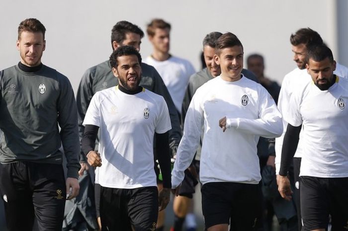 Kiper Juventus asal Brasil, Neto (kiri), bersama Daniel Alves, Paulo Dybala, dan Tomas Rincon dalam latihan menjelang laga Liga Champions melawan FC Porto pada 13 Maret 2017 di komplek latihan Juventus di Vinovo, dekat Turin. 