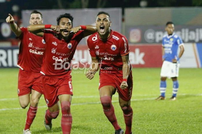 Jaimerson da Silva dan pemain Persija Jakarta lainnya merayakan gol ke gawang Persib Bandung di Stadion PTIK, Jakarta, Sabtu (30/6/2018).