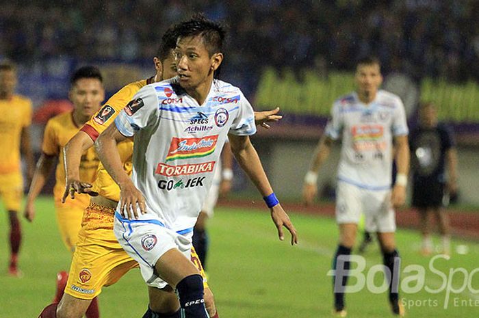 Bek Arema FC, Syaiful Indra Cahya, mempertahankan bola dari gangguan pemain Sriwijaya FC dalam laga babak 8 Besar Piala Presiden 2018 di Stadion Manahan Solo, Jawa Tengah, Minggu (04/02/2018) malam.