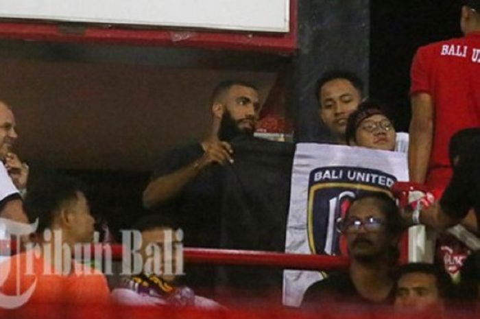 Sylvano Comvalius tertangkap kamera sedang menyaksikan laga Bali United kontra Persib, di Stadion I Wayan Dipta, Gianyar, Minggu (27/5/2018).