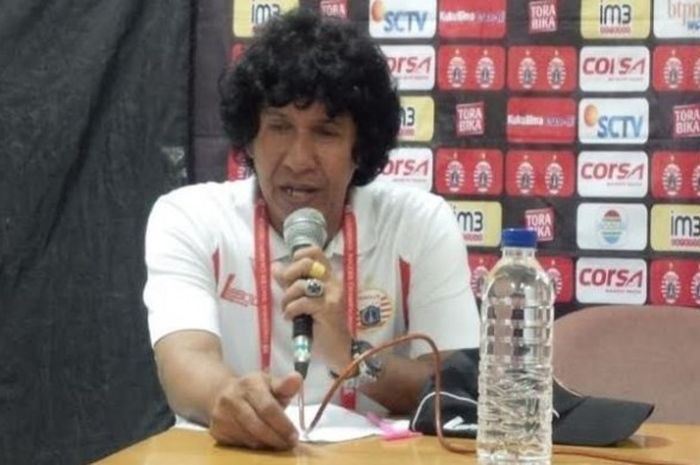 Pelatih M Zein Al Hadad berkomentar saat jumpa pers pasca laga Persija kontra Persib di Stadion Manahan, Solo, Sabtu (5/11/2016) malam. 