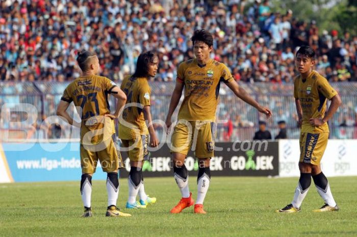 Pemain Persib Bandung, Kim Jeffrey Kurniawan, Hariono, Achmad Jufriyanto, dan Febri Haryadi, beraksi pada laga Liga 1 di Stadion Surajaya, Lamongan, pada Minggu (22/10/2017).