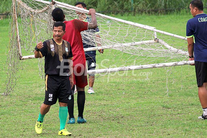 Pelatih PSMS Medan Djadjang Nurdjaman saat memimpin latihan, Selasa (24/4/2018) sore di Stadion Kebun Bunga.