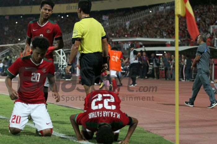 Bek Timnas U-16 Indonesia Muhammad Fajar Fathurahman sujud syukur seusai mencetak gol ke gawang Timnas U-16 Thailand pada final Piala AFF U-16 2018 di Stadion Gelora Delta, Sidoarjo, Sabtu (11/8/2018) malam WIB. 