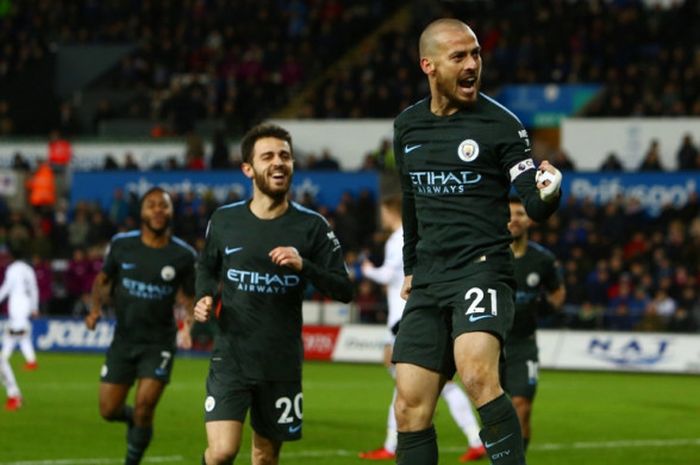 Gelandang Manchester City, David Silva (tengah), merayakan gol yang dia cetak ke gawang Swansea City dalam laga Liga Inggris di Stadion Liberty, Swansea, pada 13 Desember 2017.