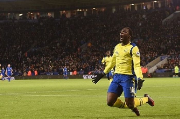 Striker Everton, Romelu Lukaku, merayakan golnya ke gawang Leicester City pada pertandingan Premier League di Stadion King Power, Senin (26/12/2016). 