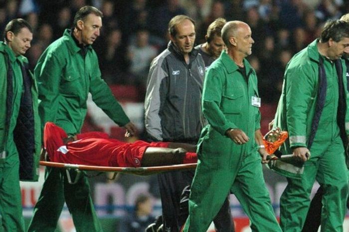Striker Liverpool, Djibril Cisse, ditandu oleh tim medis karena menderita patah kaki saat bertanding melawan Blackburn Rovers di Stadion Ewood Park dalam laga Premier League pada 30 Oktober 2004.