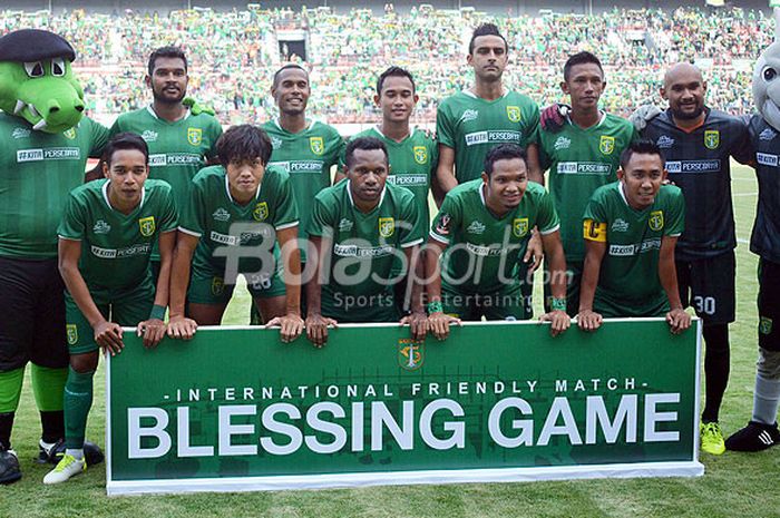 Tim Persebaya Surabaya berpose menjelang dimulainya pertandingan uji coba internasional bertajuk Blessing Game kontra Serawak FA di Gelora Bung Tomo Surabaya, Minggu (18/3/2018).