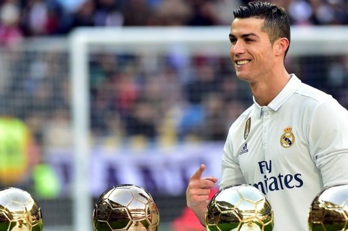 Cristiano Ronaldo memamerkan empat gelar Ballon d'Or sebelum Real Madrid melawan Granada pada partai lanjutan La Liga di Stadion Santiago Bernabeu, Sabtu (7/1/2017).