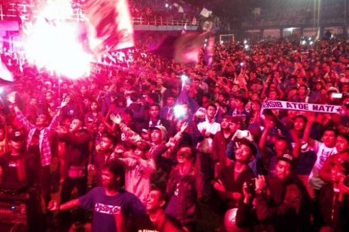 Ribuan bobotoh memadati Stadion Persib Jalan Ahmad Yani, Kota Bandung, ‎Senin (13/3/2017) malam, saat Persib menggelar pesta kembang Api dalam rangakaian ulang tahunnya ke-84. 