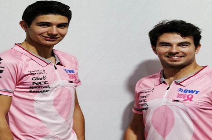 Pebalap Force India, Esteban Ocon (kiri) dan Sergio Perez (kanan), saat berfoto bersama dengan kaos khusus sebagai bentuk dukungan terhadap gerakan peduli kanker payudara.