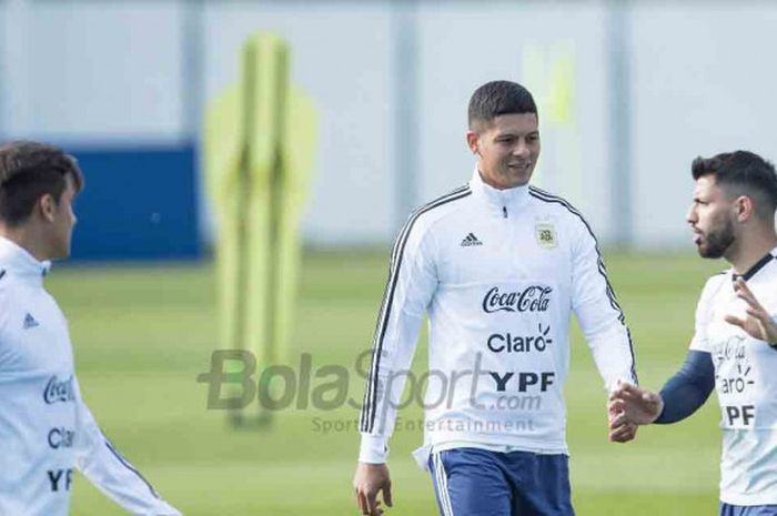 Paulo Dybala (kiri), Marcos Rojo (tengah), dan Sergio Aguero (kanan) tengah menjalani sesi latihan bersama skuat timnas Argentina di Bronnitsy Training Center, Moscow Oblast, pada Senin, 11 Juni 2018.