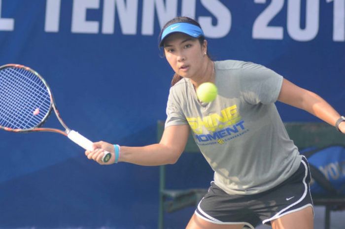 Petenis putri Indonesia, Aldila Sutjiadi, saat mencoba arena pertandingan di lapangan tenis Stadion Manahan, Solo, Jawa Tengah, untuk persiapan turnamen Women's Circuit International Tennis Open 2018, Minggu (8/7/2018). 