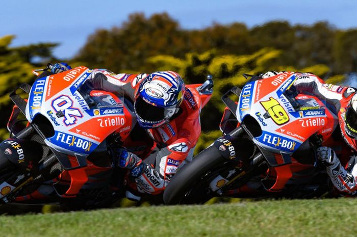 Andrea Dovizioso dan Alvaro Bautista saat berduel pada balapan MotoGP Australia di Sirkuit Phillip Island, Australia, Minggu (28/10/2018).