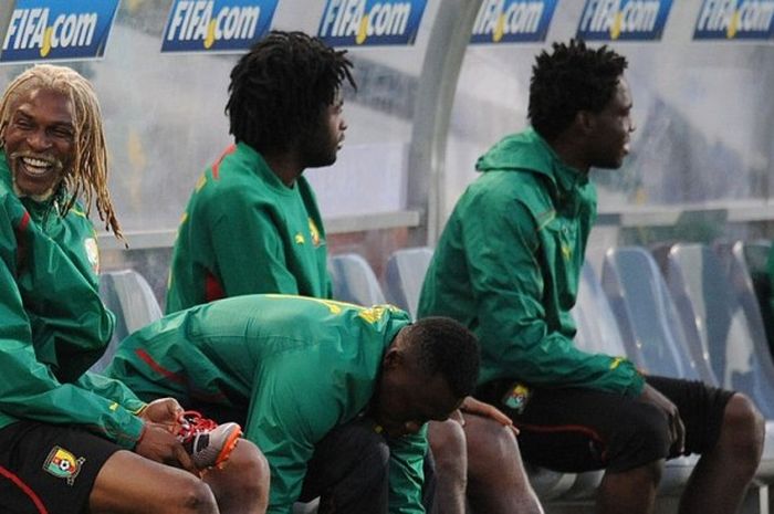 Rigobert Song (kiri) tersenyum saat duduk di bangku pemain cadangan Kamerun dalam sesi latihan di Free State Stadium, Bloemfontein, 13 Juni 2010.