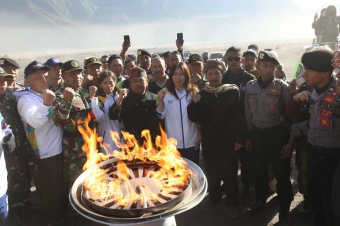 Api abadi Asian Games dibawa ke puncak gunung Bromo dan menyulut mini klaudron di di depan Pure Agung Poten pada Sabtu (21/7/2018).