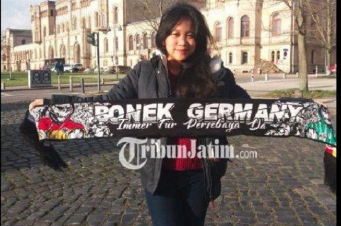 Pendukung Persebaya Surabaya wanita, Bonita bernama Thalia Anandiya yang sekarang tinggal di Jerman.