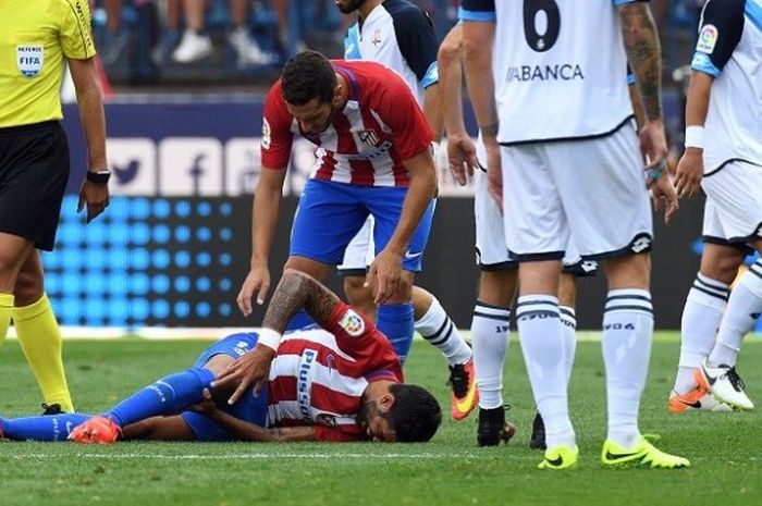 Pemain Atletico Madrid, Augusto Fernandez, mengalami cedera dalam pertandingan kontra Deportivo La Coruna pada Minggu (25/9/2016)