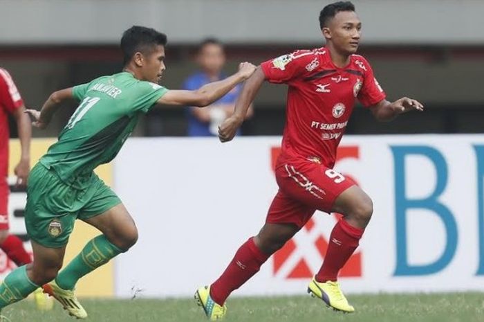 Penyerang Semen Padang, Samsul Bahri (kanan) coba dihentikan gelandang Bhayangkara FC, Dinan Javier pada laga pekan ketujuh Liga 1 musim 2017 di Stadion Patriot, Kota Bekasi, Sabtu (20/5/2017).