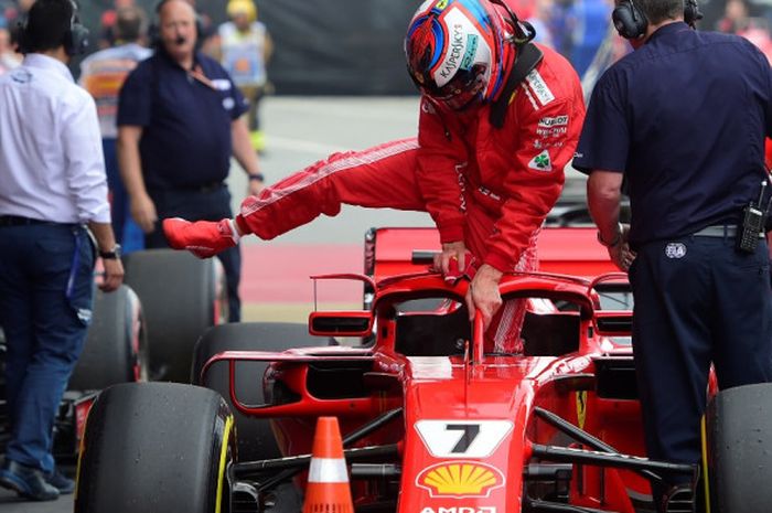 Pebalap Ferrari, Kimi Raikkonen, meninggalkan mobilnya seusai melakoni sesi kualifikasi GP Spanyol di Sirkuit Catalunya, Barcelona, Sabtu (12/5/2018).