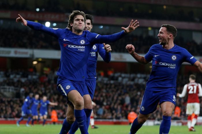 Bek kiri Chelsea, Marcos Alonso, merayakan gol yang dia cetak ke gawang Arsenal dalam laga Liga Inggris di Stadion Emirates, London, pada 3 Januari 2017.